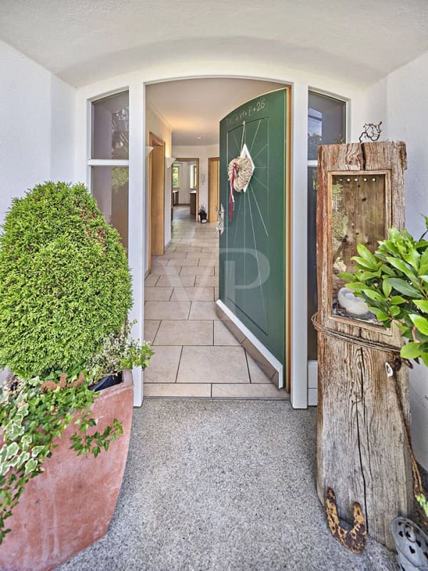 Immobilie in Pittenhart - Sonnenkraft, Kaminwärme und Gartenidylle - mediterraner Lifestyle wirtschaftlich leben und erleben! - Bild 1