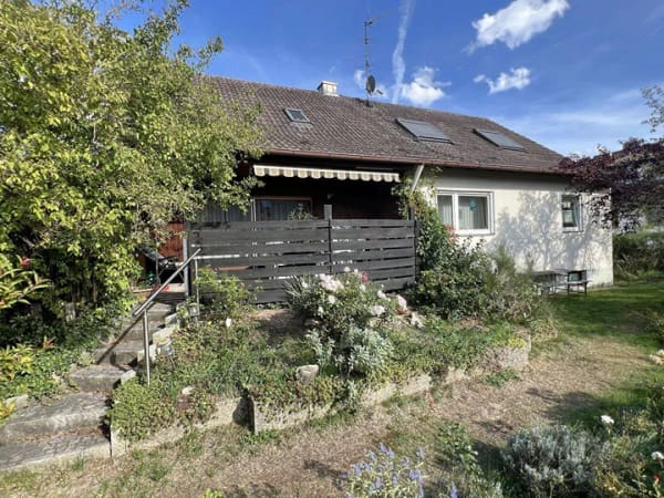 Immobilie in Wendelstein - Stadtnaher Rückzugsort im Grünen: Geräumiges Einfamilien-/Generationenhaus in Sackgassenendlage mit Garten, Apfelbaum und Gemüsegarten! - Bild 0