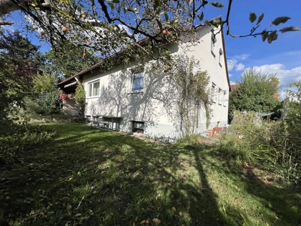 Immobilie in Wendelstein - Stadtnaher Rückzugsort im Grünen: Geräumiges Einfamilien-/Generationenhaus in Sackgassenendlage mit Garten, Apfelbaum und Gemüsegarten! - Bild 1