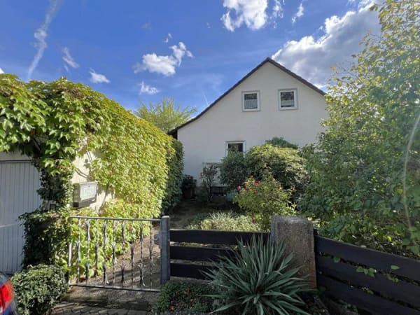 Immobilie in Wendelstein - Stadtnaher Rückzugsort im Grünen: Geräumiges Einfamilien-/Generationenhaus in Sackgassenendlage mit Garten, Apfelbaum und Gemüsegarten! - Bild 2