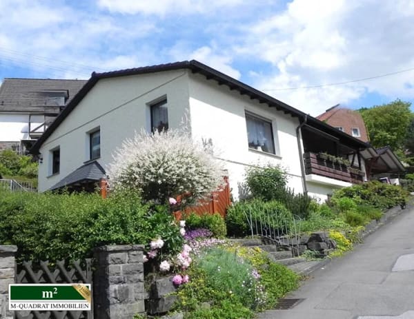 Immobilie in Engelskirchen - Gepflegtes Zweifamilienhaus mit Garage und Doppelcarport sucht neuen Eigentümer - Bild 0