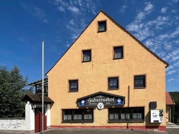Immobilie in Pleinfeld - Ehemaliger Hubertushof mit Wohnungen und Biergarten im Fränkischen Seenland - Bild 1