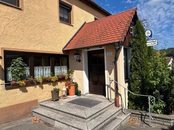 Immobilie in Pleinfeld - Ehemaliger Hubertushof mit Wohnungen und Biergarten im Fränkischen Seenland - Bild 2
