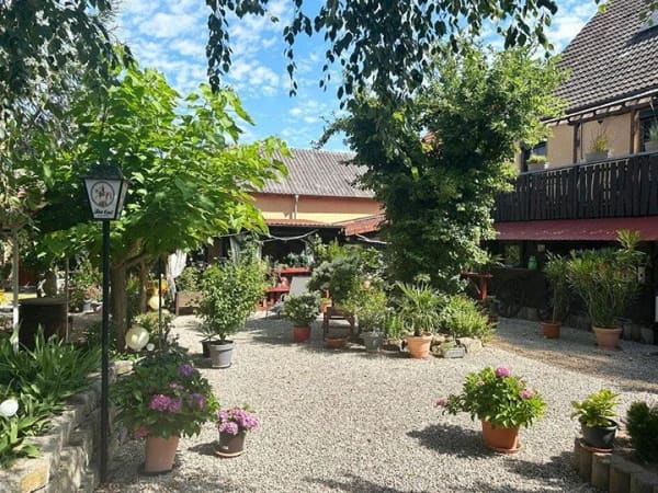 Immobilie in Pleinfeld - Ehemaliger Hubertushof mit Wohnungen und Biergarten im Fränkischen Seenland - Bild 4