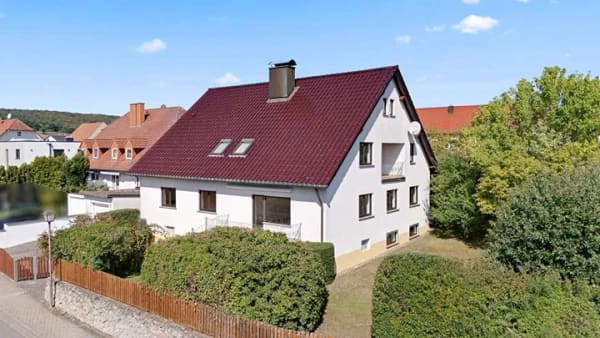 Immobilie in Rattelsdorf - Raumwunder! Modernisiertes Zweifamilienhaus mit idyllischem Naturgarten in ruhiger Lage - Bild 2