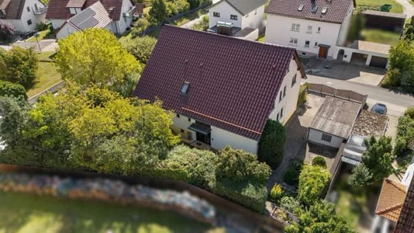 Immobilie in Rattelsdorf - Raumwunder! Modernisiertes Zweifamilienhaus mit idyllischem Naturgarten in ruhiger Lage - Bild 3