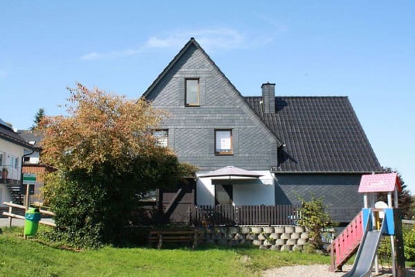 Immobilie in Erndtebrück - Familienfreundliches Einfamilienhaus mit Garten in ruhiger, jedoch zentraler Lage von Erndtebrück - Bild 2
