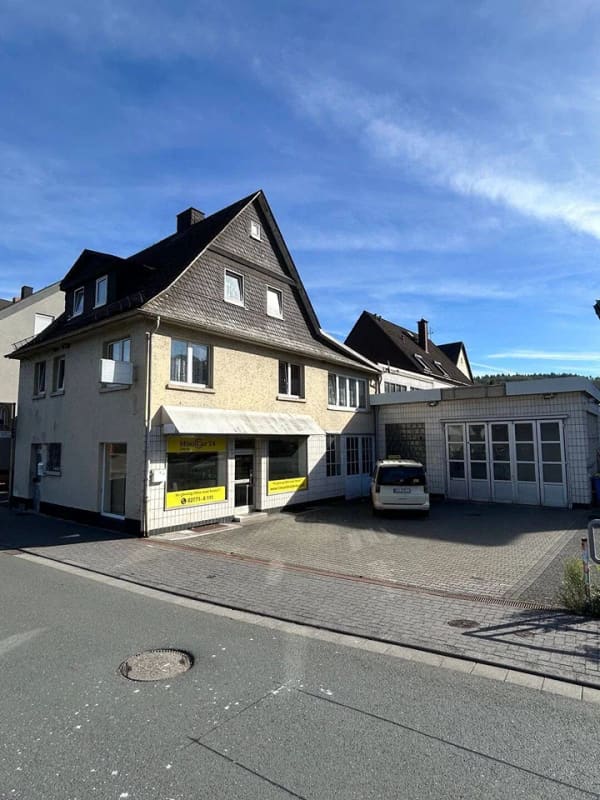 Immobilie in Dillenburg - Wohn- und Geschäftshaus mit angebauter Halle als Werkstatt und großem Hof in Dillenburg gelegen - Bild 0