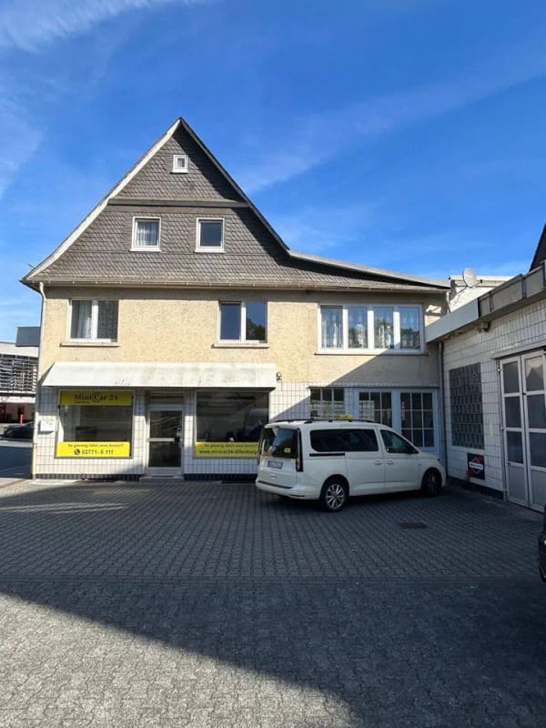 Immobilie in Dillenburg - Wohn- und Geschäftshaus mit angebauter Halle als Werkstatt und großem Hof in Dillenburg gelegen - Bild 1