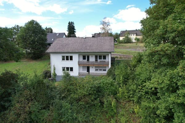 Immobilie in Bleialf - Geräumiges Einfamilienhaus mit Einliegerwohnung und großem Garten - Bild 1