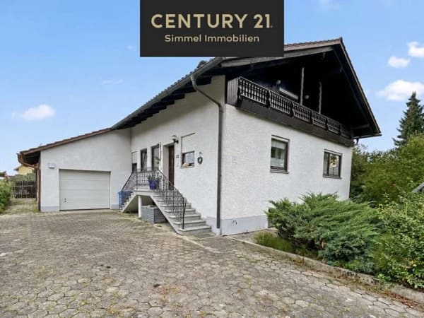 Immobilie in Kirchroth - Platz für neue Ideen! Charmantes Haus mit Pool und zwei Garagen auf großzügigem Grundstück - Bild 0