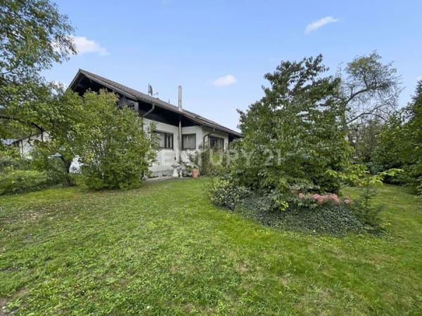 Immobilie in Kirchroth - Platz für neue Ideen! Charmantes Haus mit Pool und zwei Garagen auf großzügigem Grundstück - Bild 1