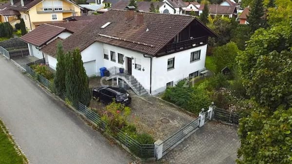 Immobilie in Kirchroth - Platz für neue Ideen! Charmantes Haus mit Pool und zwei Garagen auf großzügigem Grundstück - Bild 2