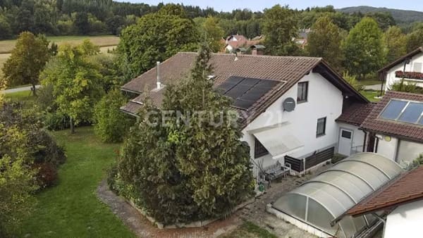 Immobilie in Kirchroth - Platz für neue Ideen! Charmantes Haus mit Pool und zwei Garagen auf großzügigem Grundstück - Bild 3