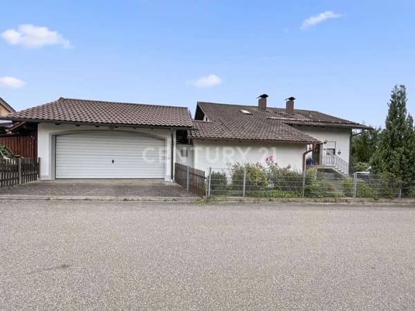 Immobilie in Kirchroth - Platz für neue Ideen! Charmantes Haus mit Pool und zwei Garagen auf großzügigem Grundstück - Bild 4