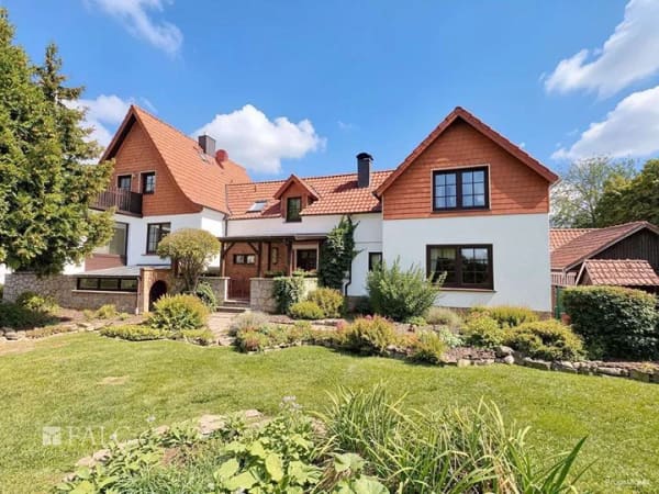 Immobilie in Duingen - Großzügiges Einfamilienhaus mit 8 Zimmern, großem Garten, Terrasse, Balkon und Garagen auf 1.095 m² - Bild 2
