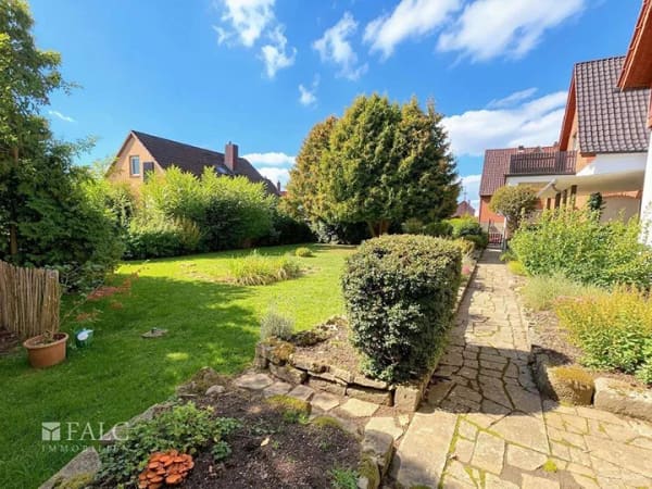 Immobilie in Duingen - Großzügiges Einfamilienhaus mit 8 Zimmern, großem Garten, Terrasse, Balkon und Garagen auf 1.095 m² - Bild 3