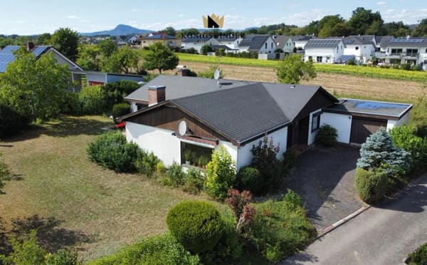 Immobilie in Volkertshausen - Modernes Wohnen auf einer Ebene: Exklusiver Bungalow auf Traumgrundstück - Bild 0
