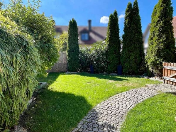 Immobilie in Au in der Hallertau - Top gepflegte Doppelhaushälfte mit Garage und PV Anlage in Au/Hallertau - Bild 1