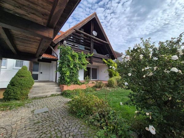Immobilie in Ampfing - Sofort beziehbares freistehendes Einfamilienhaus mit Doppelgarage und großem Garten - Bild 2