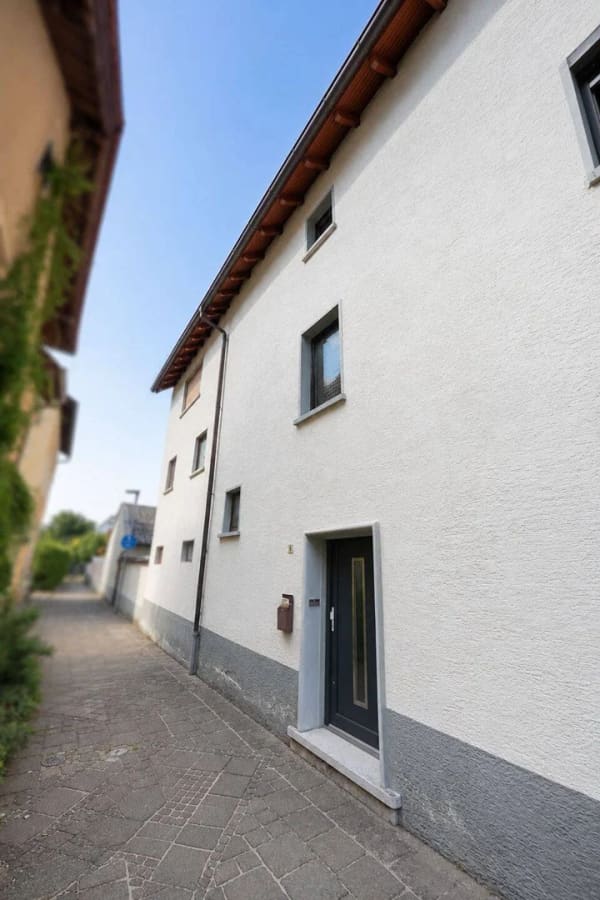 Immobilie in Angelbachtal - Modernisiertes Einfamilienhaus mit zwei Garagen, zwei Balkonen und umfangreichen Sanierungsmaßnahmen - Bild 0