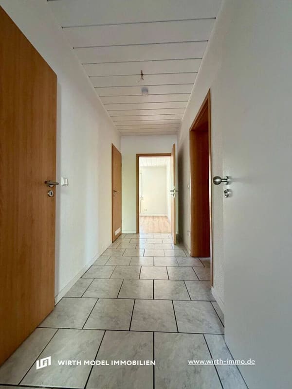 Immobilie in Schonungen - Modernisiertes Zweifamilienhaus mit 2 Garagen und Stellplätzen in Schonungen - Bild 2