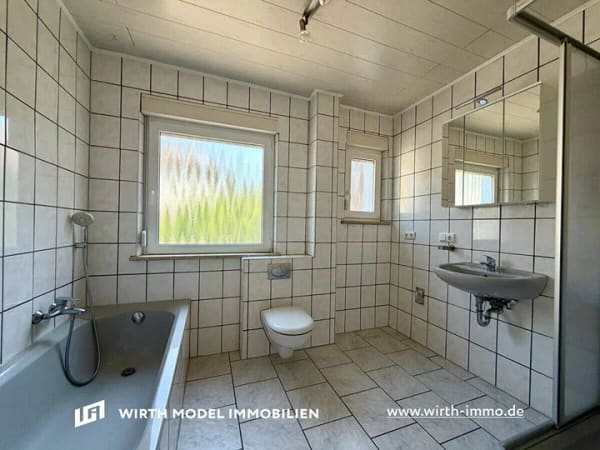 Immobilie in Schonungen - Modernisiertes Zweifamilienhaus mit 2 Garagen und Stellplätzen in Schonungen - Bild 3