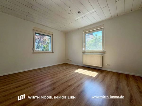 Immobilie in Schonungen - Modernisiertes Zweifamilienhaus mit 2 Garagen und Stellplätzen in Schonungen - Bild 4