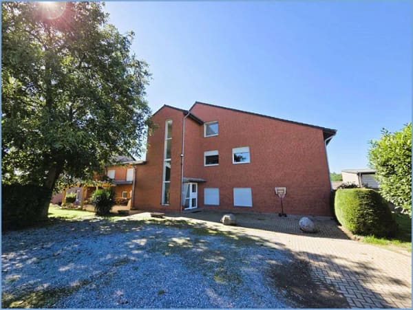 Immobilie in Linnich - Bezugsfreies Ein- bis Zweifamilienhaus mit 4 Garagen und angrenzendem 4-Parteienhaus zzgl. Baugrundstück in Linnich-Hottorf - Bild 0