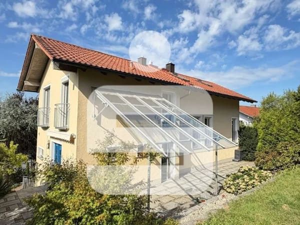 Immobilie in Thyrnau - Ihr neues Familiendomizil wartet auf Sie! 
Großzügiges Wohnhaus mit Büro od. ELW in Thyrnau/Kellberg - Bild 0
