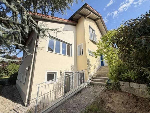 Immobilie in Thyrnau - Ihr neues Familiendomizil wartet auf Sie! 
Großzügiges Wohnhaus mit Büro od. ELW in Thyrnau/Kellberg - Bild 2