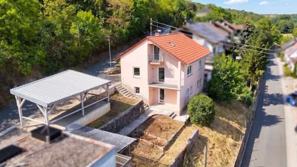 Immobilie in Grünsfeld - Einfamilienhaus mit ELW – modernisierte Gebäudehülle & großes Potenzial für den Innenbereich! - Bild 1