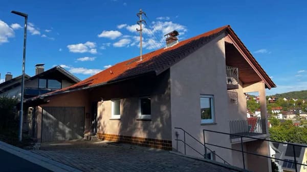 Immobilie in Grünsfeld - Einfamilienhaus mit ELW – modernisierte Gebäudehülle & großes Potenzial für den Innenbereich! - Bild 2