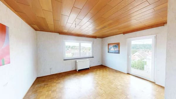 Immobilie in Grünsfeld - Einfamilienhaus mit ELW – modernisierte Gebäudehülle & großes Potenzial für den Innenbereich! - Bild 3