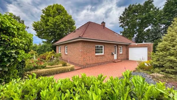 Immobilie in Saterland - RESERVIERT ----- Bezugsbereiter Bungalow mit naturnahem Garten in Strücklingen - Bild 0