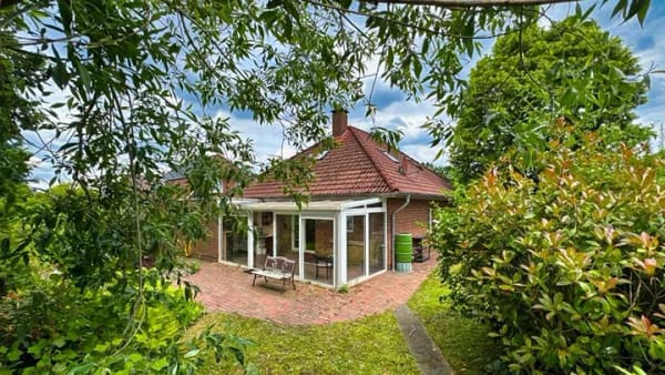 Immobilie in Saterland - RESERVIERT ----- Bezugsbereiter Bungalow mit naturnahem Garten in Strücklingen - Bild 1