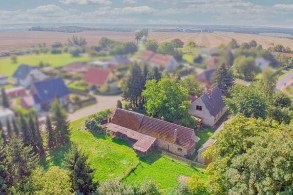 Immobilie in Neuenkirchen - Renovierungsbedürftiges Einfamilienhaus auf großem Grundstück mit 2 Garagen und viel Potenzial - Bild 0