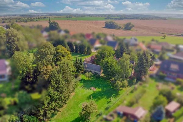 Immobilie in Neuenkirchen - Renovierungsbedürftiges Einfamilienhaus auf großem Grundstück mit 2 Garagen und viel Potenzial - Bild 1