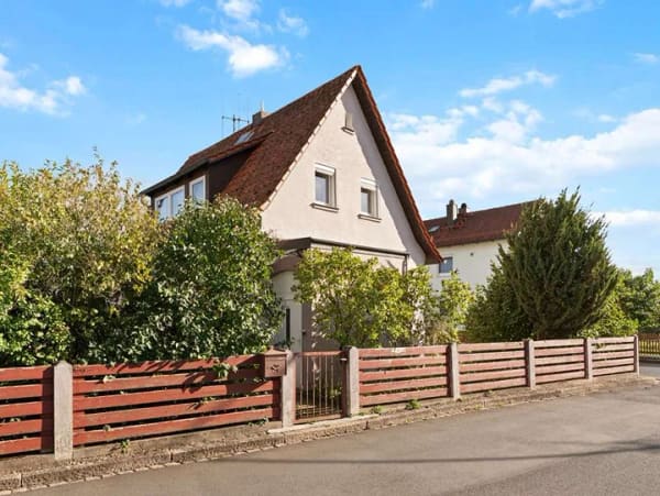 Immobilie in Pressath - Heizung aus 2024! Einfamilienhaus mit Erweiterungspotential und großem Garten - Bild 0