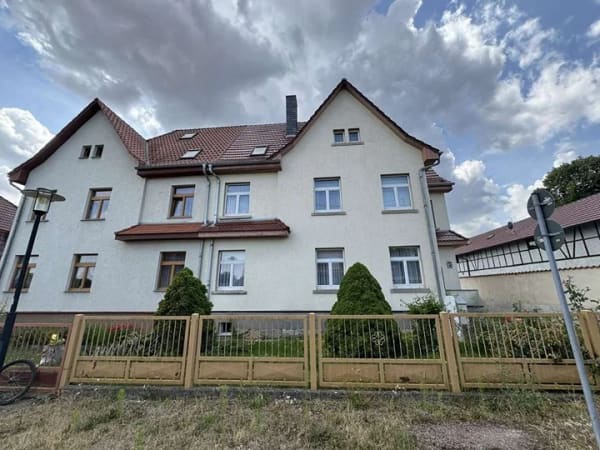 Immobilie in Arnstadt - Mehrfamilienhaus mit drei Wohneinheiten, Garten und Garage - Bild 0