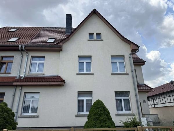 Immobilie in Arnstadt - Mehrfamilienhaus mit drei Wohneinheiten, Garten und Garage - Bild 1