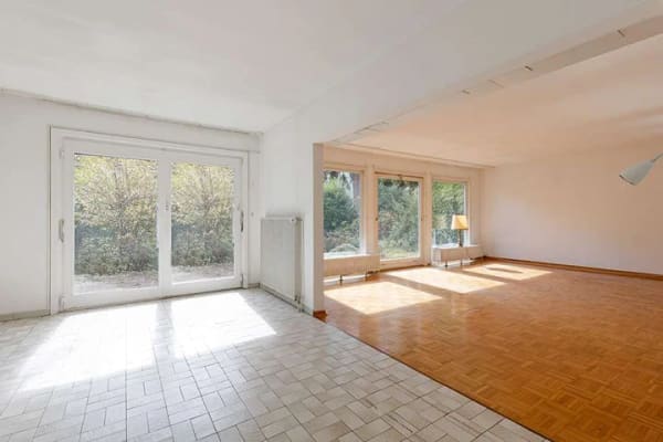 Immobilie in Hofheim am Taunus - Hofheim-Großzügiges Zweifamilienhaus in zweiter Reihe - Sanierungsbedürftig! ruhig und stadtnah
 - Bild 1