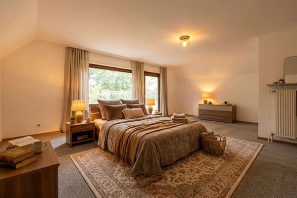 Immobilie in Hofheim am Taunus - Hofheim-Großzügiges Zweifamilienhaus in zweiter Reihe - Sanierungsbedürftig! ruhig und stadtnah
 - Bild 3