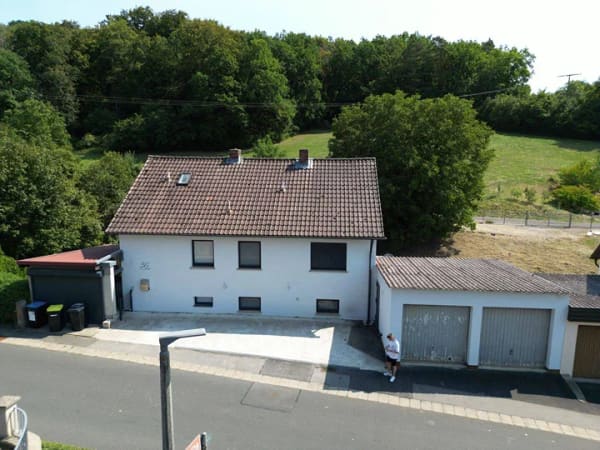 Immobilie in Üchtelhausen - Generalsaniertes, klimatisiertes Dreifamilienhaus mit viel Platz, Garten und Naturblick - Bild 0