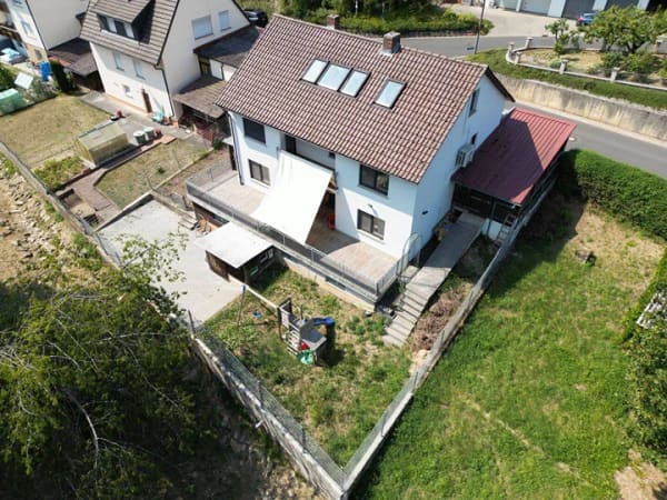 Immobilie in Üchtelhausen - Generalsaniertes, klimatisiertes Dreifamilienhaus mit viel Platz, Garten und Naturblick - Bild 1