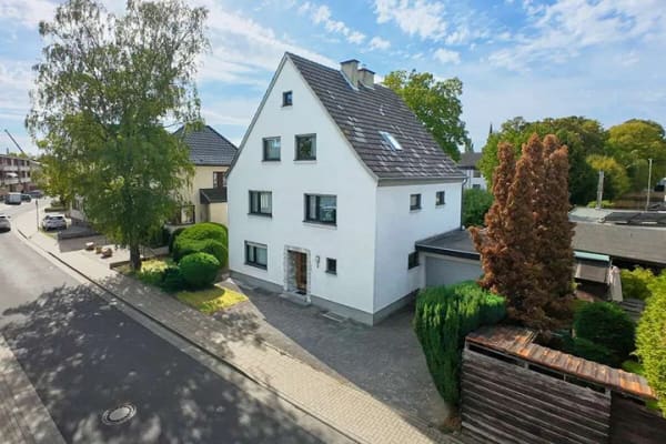 Immobilie in Kreuzau - Viel Platz für Ihre Wohnideen: Großzügiges Ein- bis Dreifamilienhaus in Kreuzau! - Bild 1