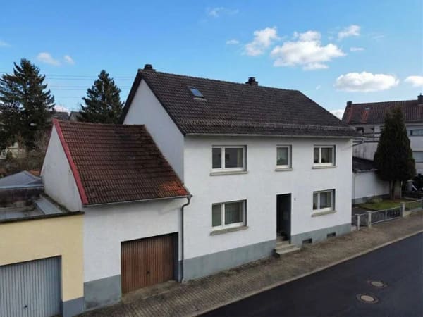 Immobilie in Vinningen - Gepflegtes Einfamilienhaus mit großem Garten zum Entfalten - Bild 0
