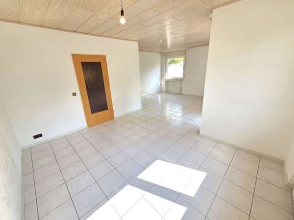 Immobilie in Schöneck - Reihenendhaus mit Terrasse, Balkon und viel Potential auf tollem Grundstück in ruhiger Lage - Bild 2