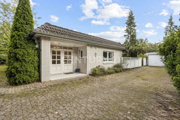 Immobilie in Schneverdingen - Großzügiges Wohnen auf einer Ebene – Einzigartiger Bungalow mit Geschichte - Bild 1