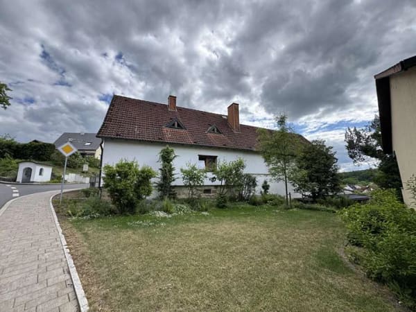 Immobilie in Münnerstadt - 7,5% RENDITE: MEHRFAMILIENHAUS MIT 3 WOHNUNGEN, GARAGEN, PV-ANLAGE ZU VERKAUFEN.  EINE WOHNUNG FREI. - Bild 1